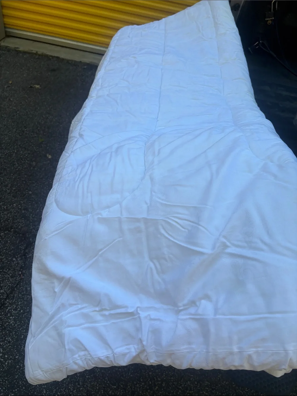Ralph Lauren White Quilted Comforter King 100X92 Inches. Pakastain 100%Cotton.